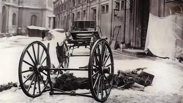 разрушенная взрывом карета