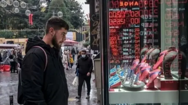 Faizlerin düşürülmeye başlanmasıyla Türk lirasının değerinde hızlı bir düşüş yaşandı