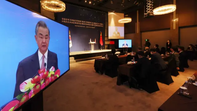 왕이 중국 국무위원겸 외교부장이 지난해 8월 24일 서울 중구 더 플라자호텔에서 열린 '한중관계 미래발전위원회 제4차 전체회의 겸 공동보고서 제출식'에서 영상을 통해 발언을 하고 있다