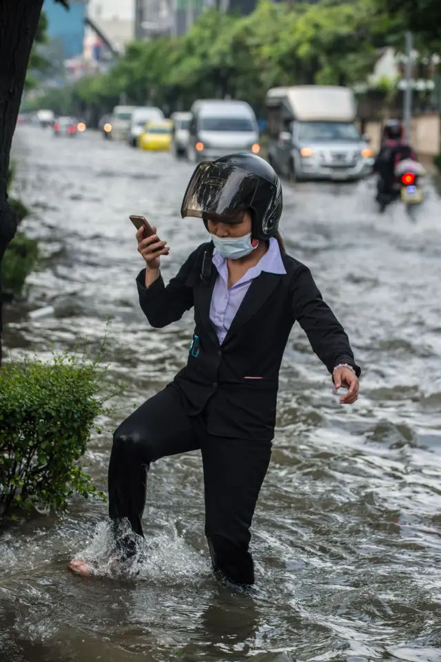 การเดินทางของคนในกรุงเทพมหานครเป็นไปอย่างยากลำบากเช้านี้