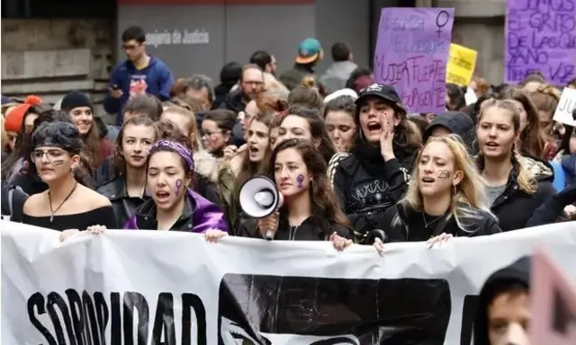 Madrid'de protesto gösterisi düzenleyen İspanyol kadınlar