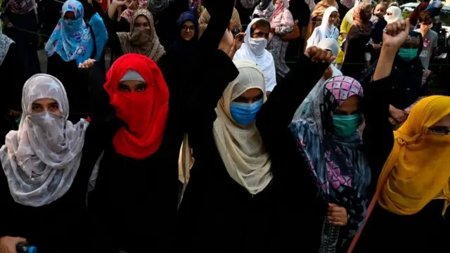 చట్టాలు చేయగానే సరిపోదని వాటిని కఠినంగా అమలు చేయాలని మహిళ సంఘాలు డిమాండ్‌ చేస్తున్నాయి