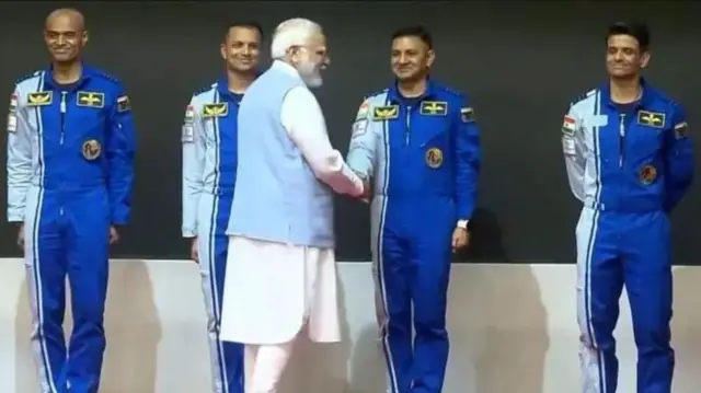 गगनयान मिशन के तहत अंतरिक्ष जाने वाले अंतरिक्ष यात्रियों से मिलते हुए पीएम नरेंद्र मोदी