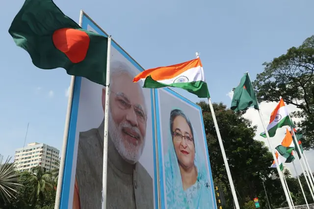 বিগত দশ বছরে নরেন্দ্র মোদী ও শেখ হাসিনার মধ্যে ব্যক্তিগত স্তরেও দারুণ সৌহার্দ্য গড়ে উঠেছিল। ২০১৫তে মোদীর ঢাকা সফরের সময় ভারতের প্রধানমন্ত্রীকে অভ্যর্থনা জানিয়ে সাজানো প্রতিকৃতি 