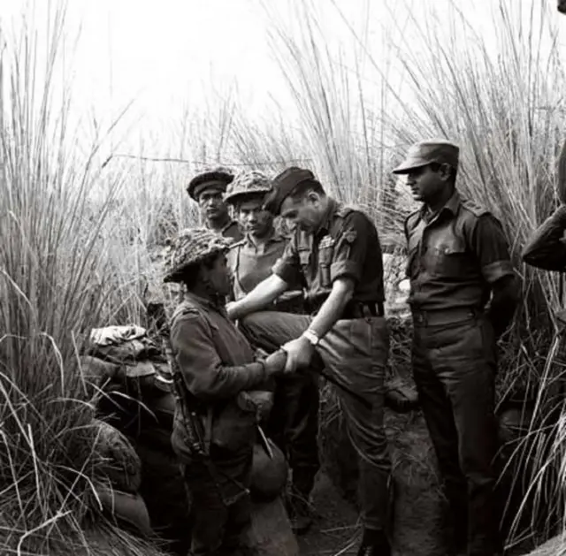 सॅम माणेकशॉ जवानांसोबत 