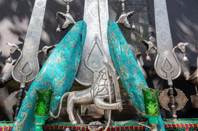 نمادهای نصب شده روی علم برای سوگواری مذهبی