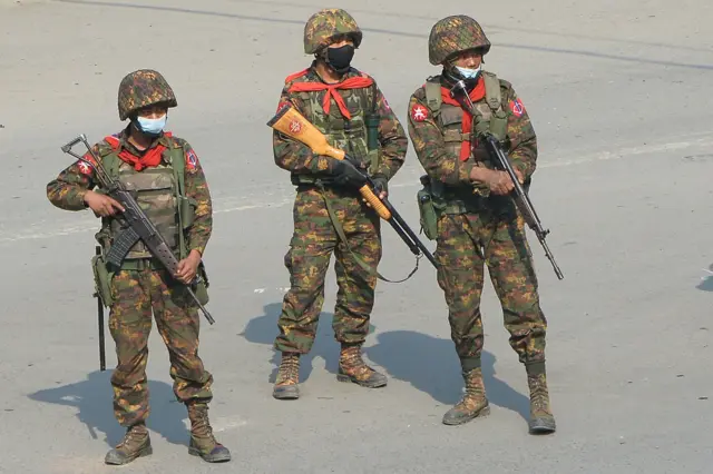 သေနတ်တွေကို မူလဒီဇိုင်းတွေကနေ ပုံစံတူ ဆင့်ပွားခွင့် လိုင်စင်ယူထားလား