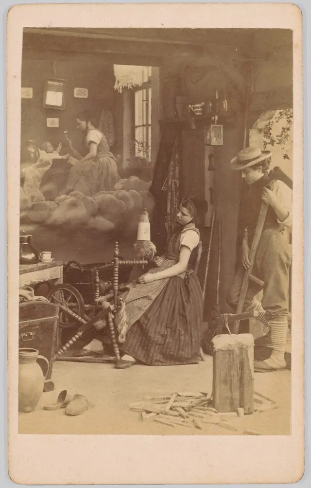 물레를 돌리다 잠이 든 여성 옆으로 말풍선처럼 다른 사진이 겹쳐 있는 사진