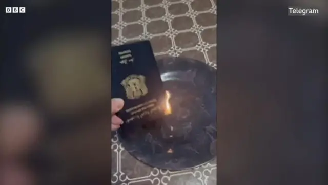 अजार्निखनं उमरचा पासपोर्ट जाळून टाकला आणि त्याचा व्हीडिओ बनवून त्याला पाठवला