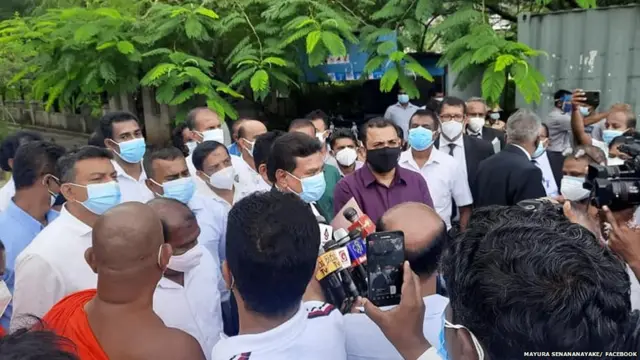 අගෝස්තු 11 දින මහනුවර අධිකරණය ඉදිරිපසට රැස් වූ ගුරු-විදුහල්පති සංගම් නායකයෝ