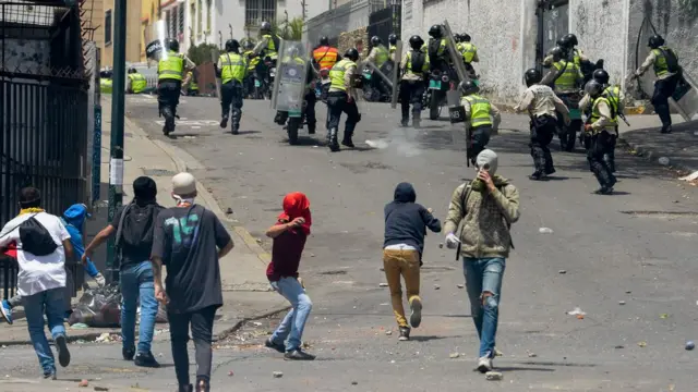Algunos manifestantes lanzaron objetos contundentes a miembros de la policia durante la marcha opositora.