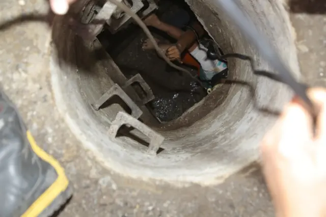 સુરત, બાળક ગટરમાં પડતાં મોત, બીબીસી ગુજરાતી, ગુજરાત