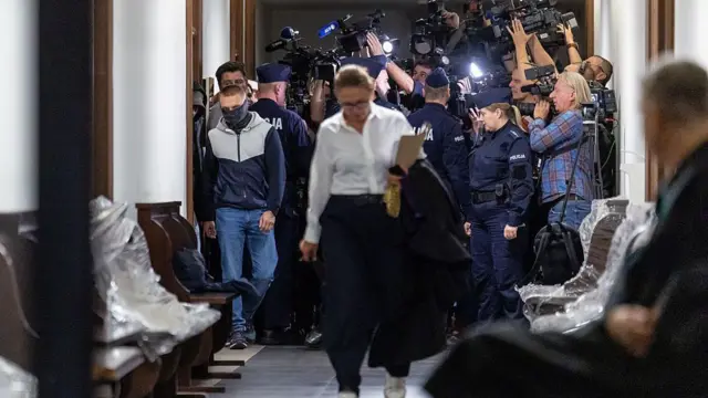 Поліцейські супроводжують українця Володимира Ж. (ліворуч) із зали Варшавського обласного суду після його заарешту за підозрою у підриві газопроводу "Північний потік-2"