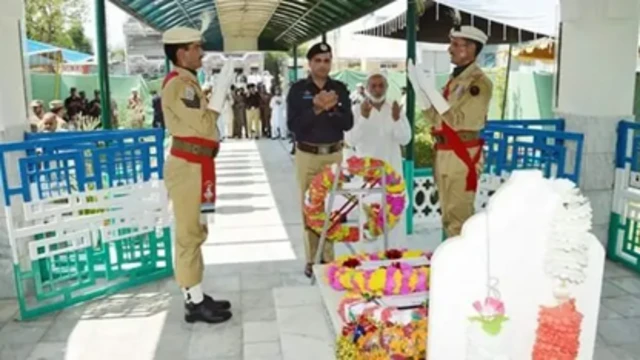 کیپٹن کرنل شیر خان کو ان کے آبائی گاؤں میں سپردِ خاک کیا گیا تھا
