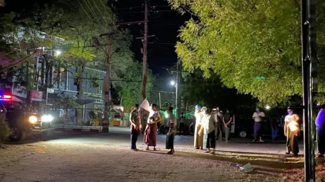 ပိုးတွေ့လူနာတစ်ဦးနဲ့ လေယာဉ်အတူစီးမိလို့ ည ၉နာရီမှာ ကွာရန်တင်းဝင်ဖို့ လူအုပ်နဲ့လာရောက်ခေါ်ဆောင်တာခံရ