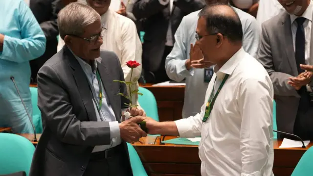 মির্জা ফখরুল ইসলাম আলমগীরকে রাষ্ট্রপতি হিসেবে বিজয়ী ঘোঘণার পর একটি লাল গোলাপ দিয়ে শুভেচ্ছা জানান প্রধানমন্ত্রী তারেক রহমান