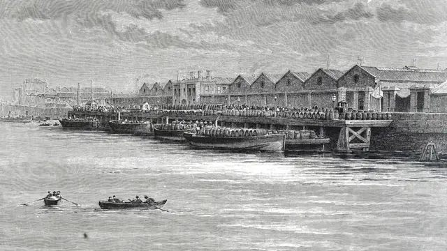 Гравюра XIX століття, що зображує пивоварню Guinness у Дубліні, вона стоїть на березі, на воді - човни з діжками