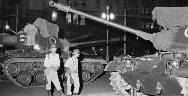 Foto com tanque de guerra em preto e branco durante o regime militar no Brasil