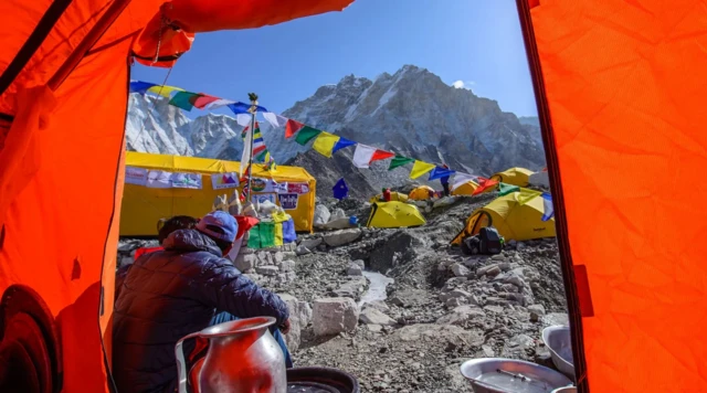 Everest'te kurulan kamplardan birinde çadırın içinde zirvenin fotoğrafı çekilmiş. Çadır genellikle kırmızı.