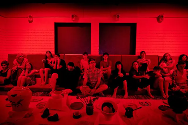 «سفره‌ای از روایت، مقاومت، کمبود، و امیدهای پنهان در خانه‌های تاریک»