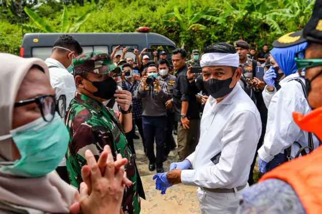 Gubernur Dedi Mulyadi berjanji akan membiayai hidup dari anak-anak korban ledakan amunisi di Garut.
