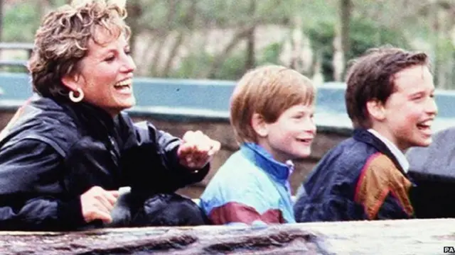 Lady Di junto a Harry y William en el parque Thorpe en Chertsey, Surrey