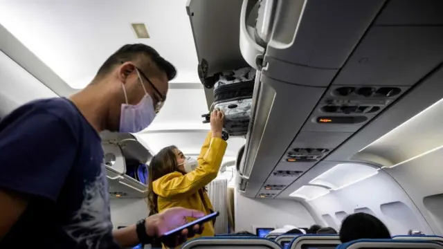 Pasajeros en un avión