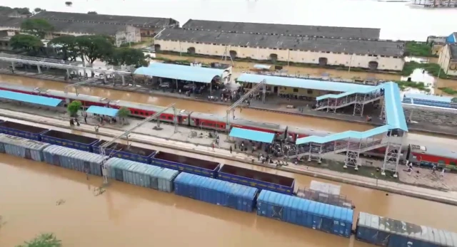ఇండియన్ రైల్వేస్, భారీ వర్షాలు, వరదలు, విజయవాడ