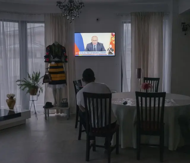 Ljudi redovno prate vesti i najnovija dešavanja u ratom pogođenoj Ukrajini