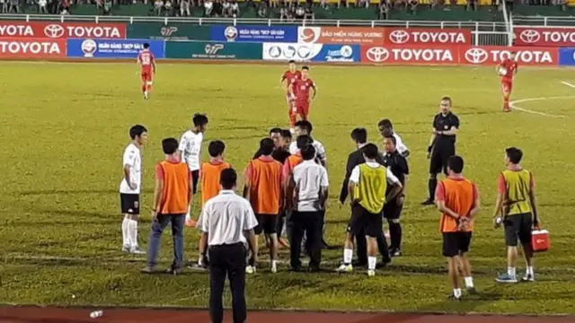 V-League từng chứng kiến vụ "lùm xùm" khi các cầu thủ Long An bỏ mặc đối thủ TP. Hồ Chí Minh ghi bàn để phản đối trọng tài.