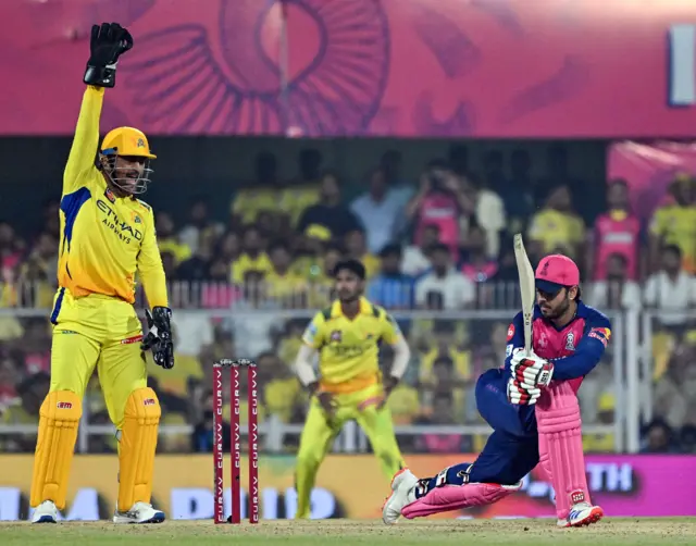 गुवाहाटी मैच में नितीश राणा और महेंद्र सिंह धोनी