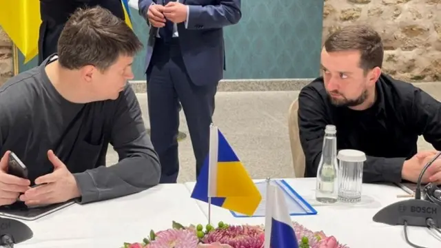 इस्तांबुल में बातचीत में भाग लेते यूक्रेन के राष्ट्रपति कार्यालय के उप प्रमुख काइरिलो ताइमोशेंको और यूक्रेन के राष्ट्रपति के सलाहकार माइखिलो पोदोलियक.