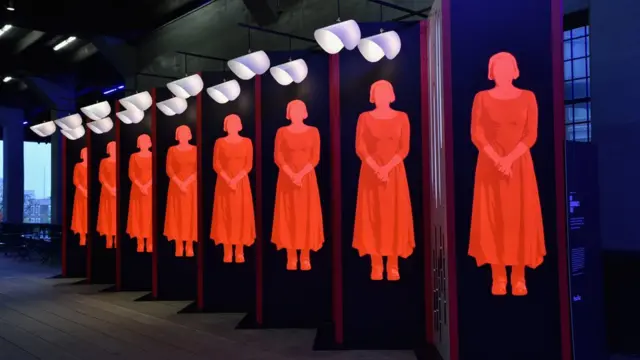The Handmaid's Tale'den ilham alınarak yapılan bir sanat eseri New York'ta bir sergide