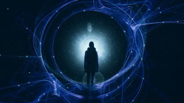 Una figura humana en medio de rayos de luz azul.