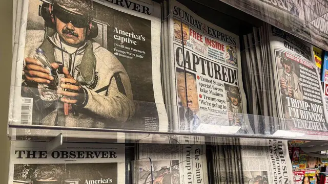 مجموعة من الصحف تتصدر صفحتها الأولى صورة الرئيس الفنزويلي نيكولاس مادورو بعد اعتقاله