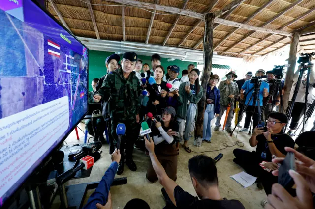 กองทัพบกนำสื่อมวลชนลงพื้นที่บ้านหนองหญ้าแก้ว อ.โคกสูง จ.สระแก้ว โดยนำเข้าสำรวจพื้นที่ปฏิบัติการบ้านหนองหญ้าแก้ว เมื่อวันที่ 19 ก.ย. 2568