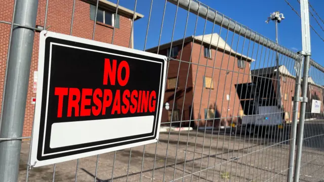 Cartel que dice "no traspasar" frente a los apartamentos Edge at Lowry, hoy clausurados, en Aurora, Colorado, Estados Unidos, el 10 de julio de 2025.