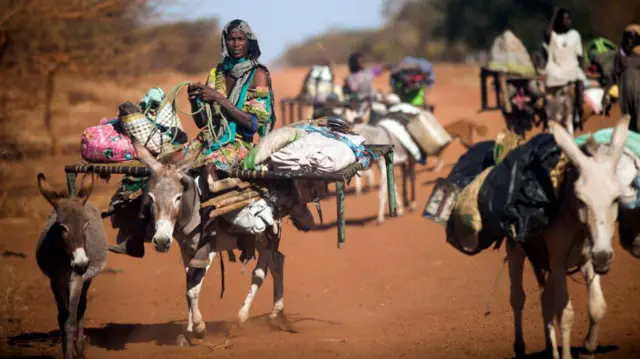 أناس يمتطون الحمير خلال هجرة رعاة المسيرية جنوباً في أبيي، مع حلول موسم الجفاف، في 18 ديسمبر/ كانون الأول 2016 (صورة من الأرشيف).