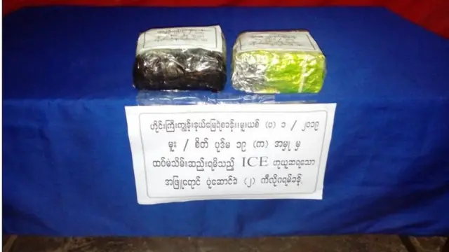မူးယစ်ဆေးအထုပ်တွေအပေါ်မှာ Guanyinwang Refined Chinese Tea နဲ့ တရုတ်စာတမ်းတွေပါ