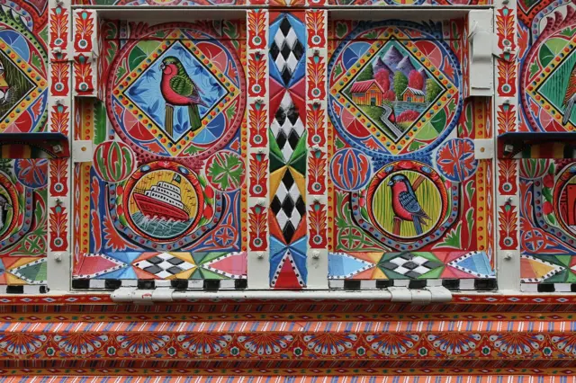 Detalj zadnjih vrata kamiona dekorisanog u ’Pendžabi ’ stilu u Ravalpindiju, Pakistan. Pored geometrijskih ornamenata, najčešće se sreću motivi životinja, prevoznih sredstava, imaginarnih pejzaža, te verskih i nacionalnih simbola. U tom smislu, motivi koji krase vozila pružaju uvid u u svet vozača i dekoratera vozila i takođe odražavaju brojne aspekte kulture i društva u zemljama Indijskog potkontinenta.
