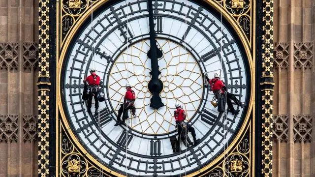 Рабочие чистят циферблат. Ремонт, который планируется начать в 2017 году, станет одним из самых крупных в истории Биг-Бена