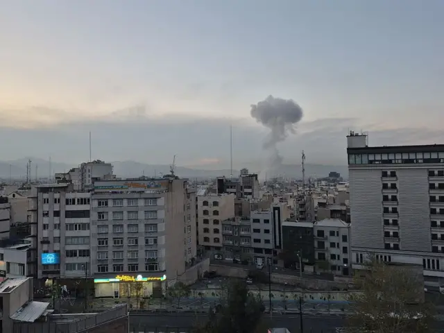 پس از انفجارهایی که مناطق شمال‌شرقی، غربی و مرکزی تهران را در پی حملات اسرائیل هدف قرار داد، دود در آسمان شهر برخاست. تهران، ایران - چهارشنبه ۱۲ فروردین ۱۴۰۵