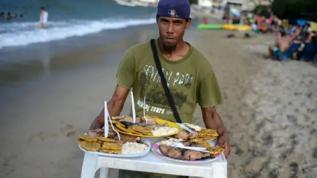 Muchacho con pescado.