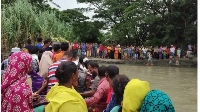 ট্রলারে যাতায়াতকারীদের একটি বড় সংখ্যক এই অবৈধ ইলিশ ক্রেতা।