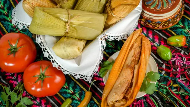 Un plato con tamales