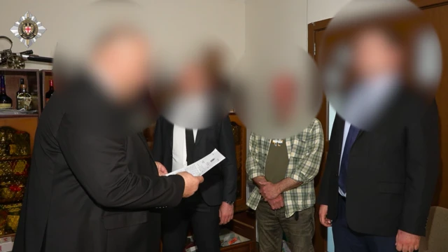 Скриншот видеокадров СГБ на которых трое сотрудников СГБ задерживают журналиста Ираклия Чихладзе. Лица скрыты