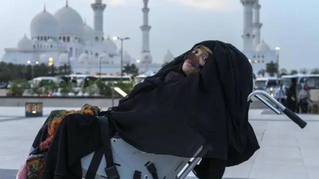 الإماراتية منيرة عبدالله على كرسي متحرك بعد عودتها من غيبوبة لمدة 27 عاما