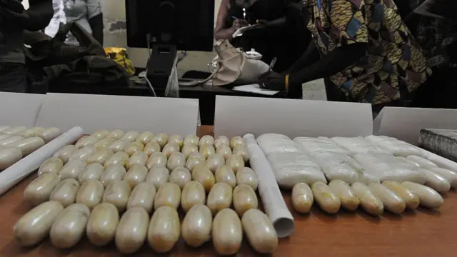 Paket kokain yang disita dipajang di kantor polisi di Bissau pada 21 Maret 2012