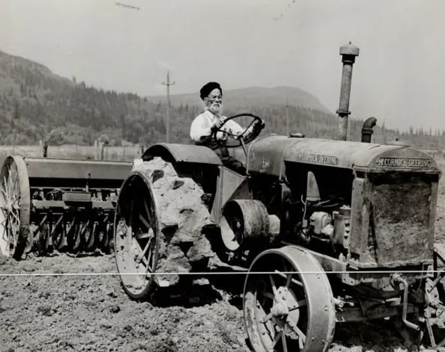  ट्रॅक्टर चालवणाऱ्या माणसाचे हे चित्र 1946 मधील आहे