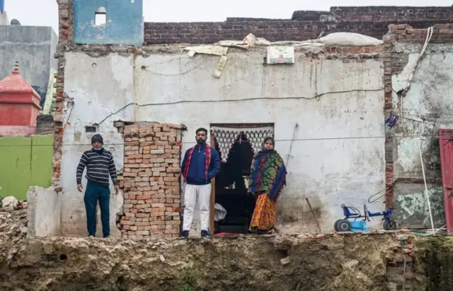 বুলডোজারের ধাক্কায় বাস্তুচ্যুত হয়েছেন অনেকে